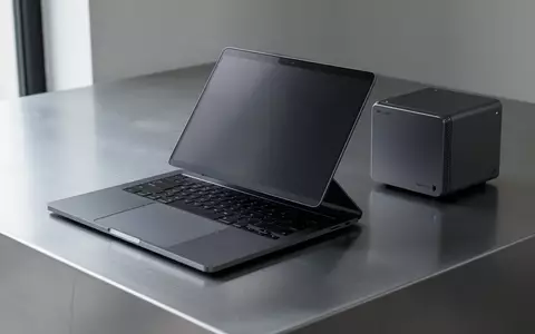 Ein schlankes, dunkles Laptop und ein kompakter Mini-PC auf einer modernen Metalloberfläche in einem professionellen Studio. - Foto: über boerse-global.de