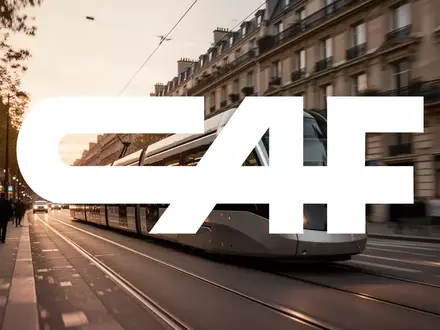 Moderne Straßenbahn in einer urbanen Umgebung, die Investitionen in den öffentlichen Nahverkehr symbolisiert. - Foto: über boerse-global.de