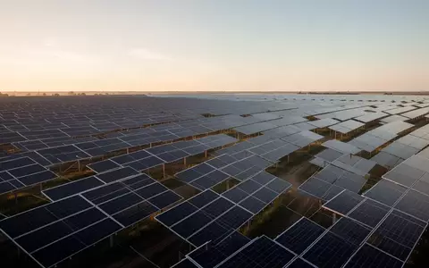Reihen von Photovoltaik-Paneelen in einem Solarpark bei goldenem Sonnenlicht. - Foto: über boerse-global.de