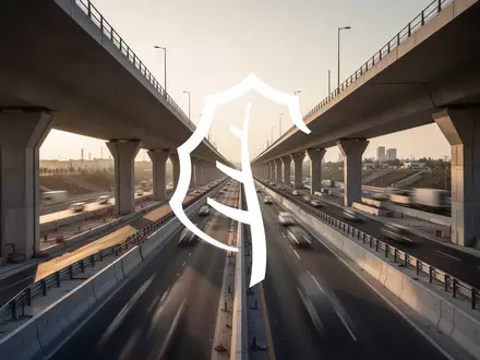 Moderne Autobahninfrastruktur bei Sonnenuntergang als Symbol für den finanziellen Abschluss eines Großprojekts. - Foto: über boerse-global.de