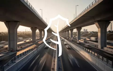 Moderne Autobahninfrastruktur bei Sonnenuntergang als Symbol für den finanziellen Abschluss eines Großprojekts. - Foto: über boerse-global.de