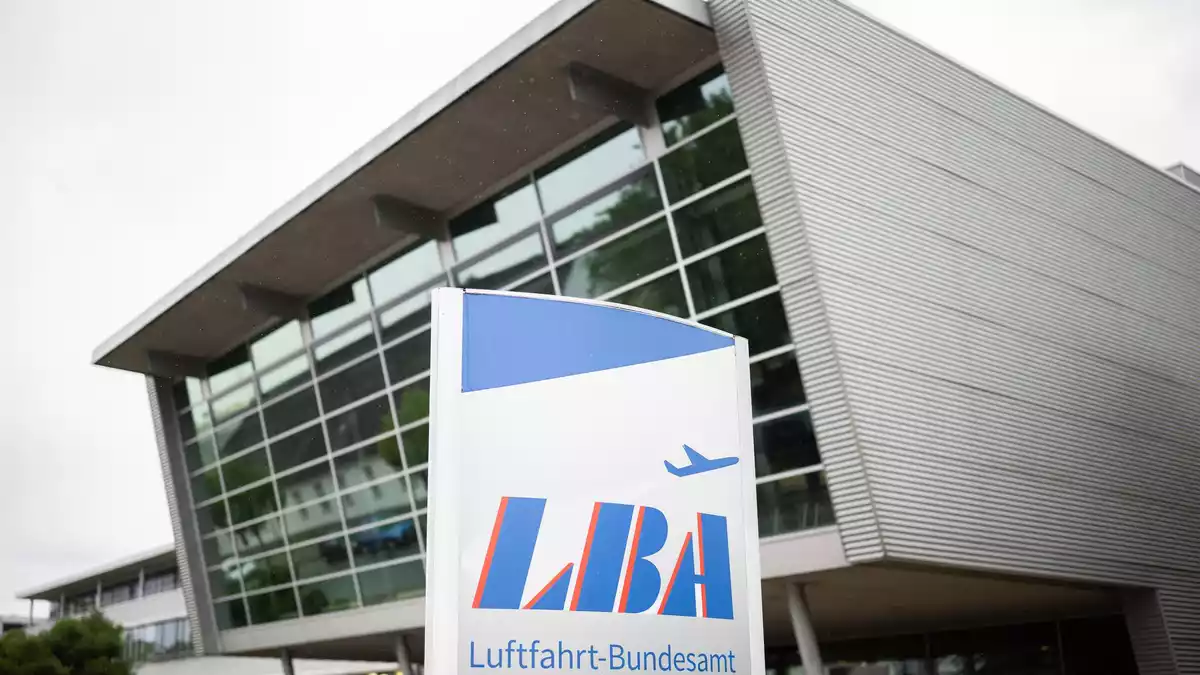 Das Luftfahrt-Bundesamt (LBA) in Braunschweig sieht sich mehr als zehn Jahre nach dem Germanwings-Absturz mit Schadenersatzansprüchen von Hinterbliebenen konfrontiert. (Archivbild) - Bild: Julian Stratenschulte/dpa