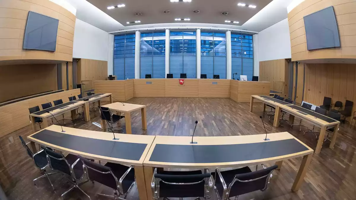 Im Saal 141 des Braunschweiger Landgerichts wird über die Folgen des Germanwings-Absturzes verhandeln. (Archivbild) - Bild: Swen Pförtner/dpa