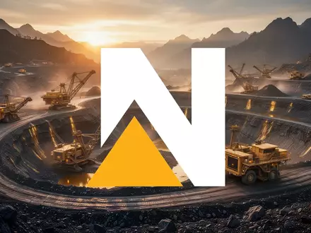 Goldmine in einer bergigen Landschaft bei Sonnenaufgang mit industriellen Maschinen. - Foto: über boerse-global.de