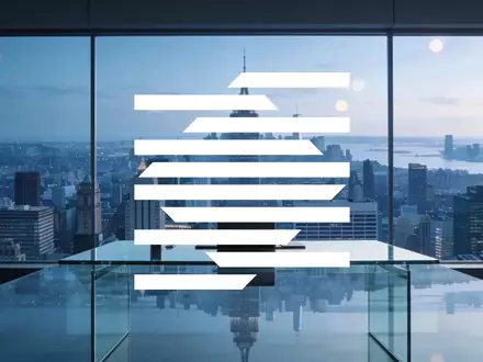 Modernes, minimalistisches Büro mit Stadtkulisse im Hintergrund, das Stabilität und strategisches Finanzwachstum symbolisiert. - Foto: über boerse-global.de