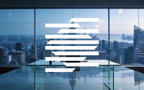 Modernes, minimalistisches Büro mit Stadtkulisse im Hintergrund, das Stabilität und strategisches Finanzwachstum symbolisiert. - Foto: über boerse-global.de