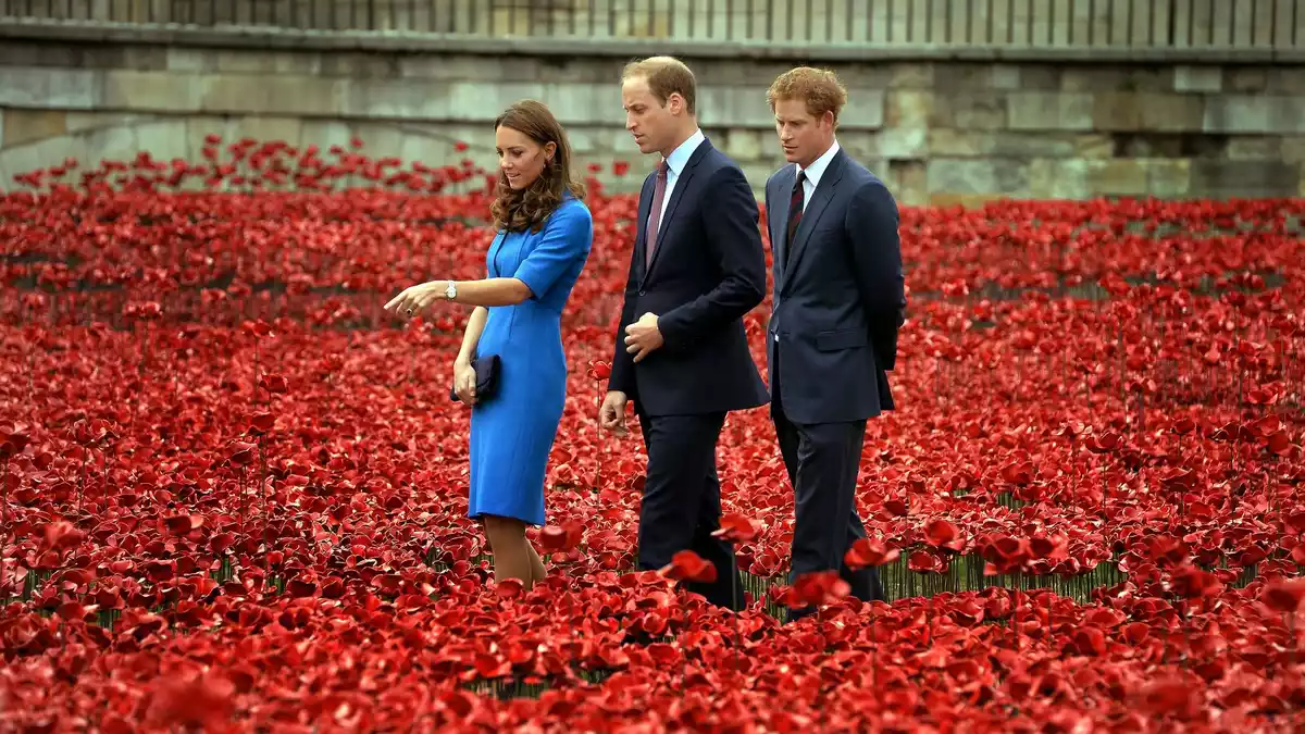Früher waren sie oft gemeinsam zu sehen: Kate (links), Prinz William (Mitte) und Prinz Harry (rechts). (Archivfoto) - Bild: John Stillwell/PA Wire/dpa