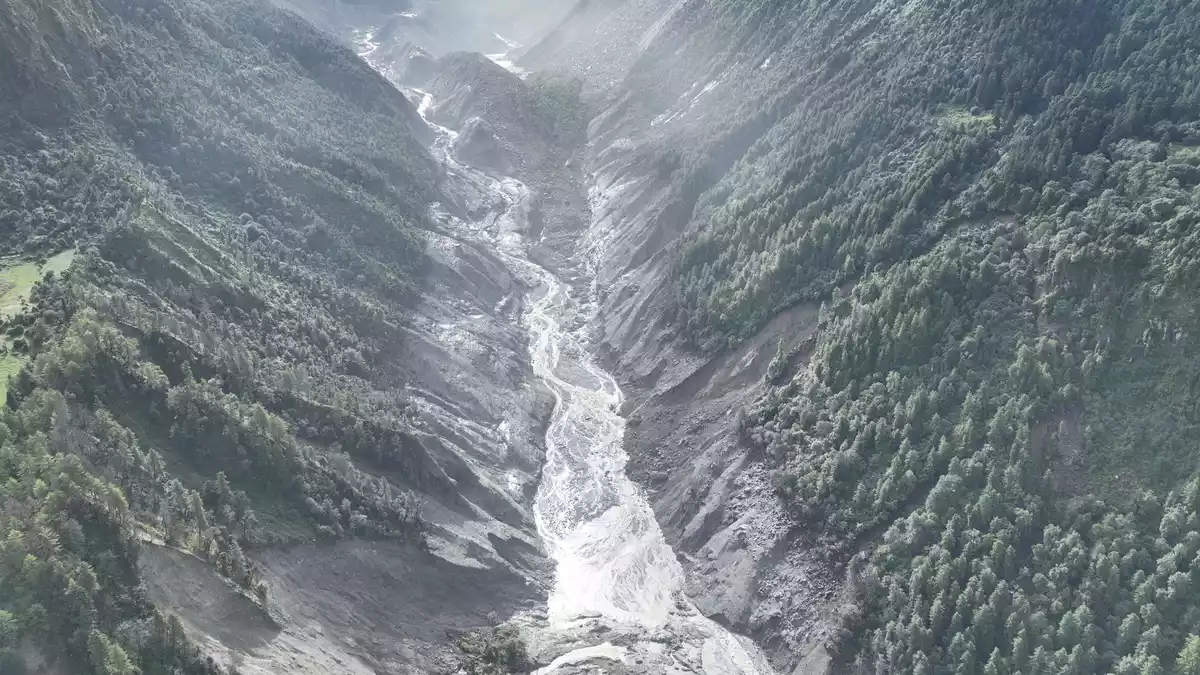Ein Drohnenfoto zeigt ein von der Sturzflut betroffenes Gebiet. - Bild: Jigme Dorje/XinHua/dpa