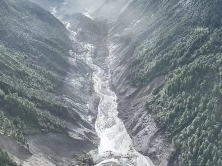 Ein Drohnenfoto zeigt ein von der Sturzflut betroffenes Gebiet. - Foto: Jigme Dorje/XinHua/dpa