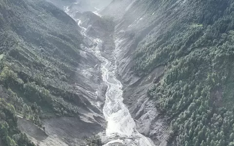 Ein Drohnenfoto zeigt ein von der Sturzflut betroffenes Gebiet. - Foto: Jigme Dorje/XinHua/dpa