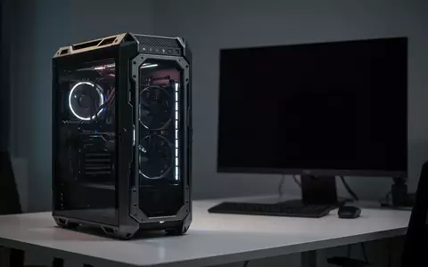 Ein moderner Gaming-PC auf einem minimalistischen Schreibtisch mit einem schwarzen, ausgeschalteten Monitor im Hintergrund. - Foto: über boerse-global.de