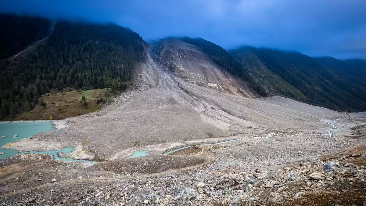 Das zerstörte Schweizer Dorf Blatten und die Spur des Erdrutsches vom Mai 2025. - Bild: Michael Buholzer/KEYSTONE/dpa