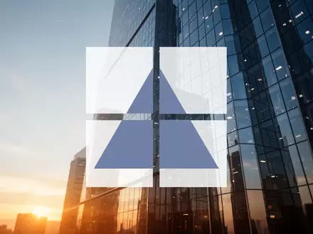Moderne Glasfassade eines Bürogebäudes bei Sonnenuntergang als Symbol für Immobilieninvestitionen. - Foto: über boerse-global.de