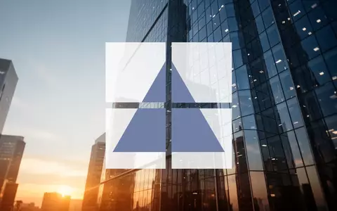 Moderne Glasfassade eines Bürogebäudes bei Sonnenuntergang als Symbol für Immobilieninvestitionen. - Foto: über boerse-global.de