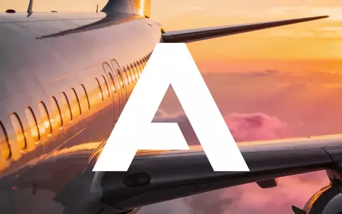 Silhouette eines modernen Verkehrsflugzeugs vor einem goldenen Sonnenaufgang als Symbol für die Luftfahrtindustrie. - Foto: über boerse-global.de