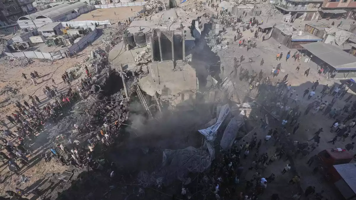 Trotz Waffenruhe hat Israels Armee ihre Luftangriffe im Gazastreifen wieder verstärkt. - Bild: Jehad Alshrafi/AP/dpa