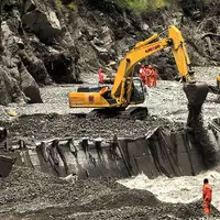 Die Straße zum Grenzposten Gyirong wurde durch die Flut unpassierbar.   - Foto: Uncredited/Xinhua/AP/dpa