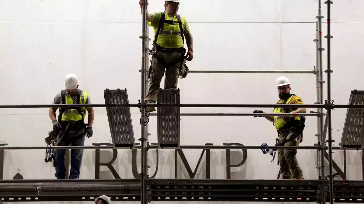 Es gibt einen Streit um Trumps Namen am Kennedy Center. (Archivbild) - Bild: Rahmat Gul/AP/dpa
