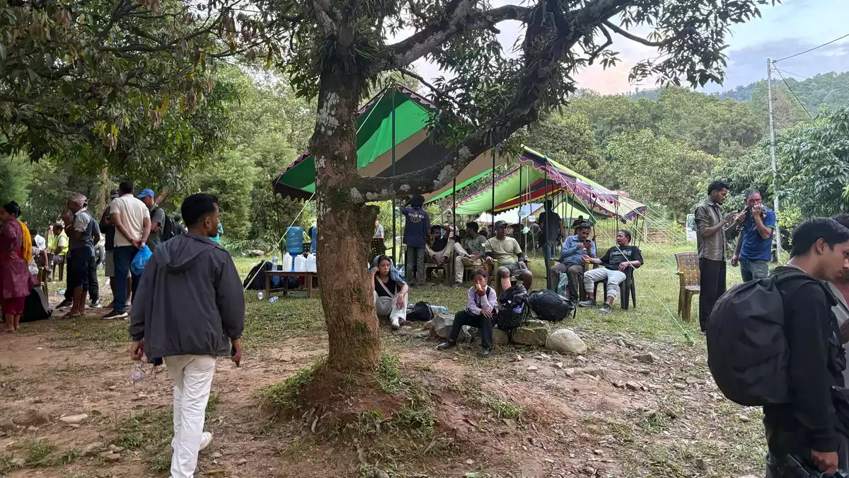 Überlebende der Sturzflut in Nepal finden Schutz in einem Armeecamp. - Bild: Dirk Godder/dpa