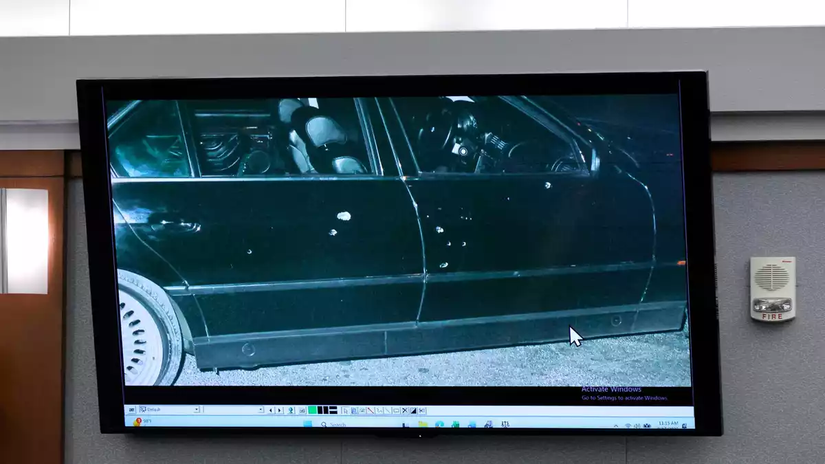 Die Kugeln durchsiebten das fahrende Auto des Rappers. (Archivbild) - Bild: Steve Marcus/POOL Reuters via AP /dpa