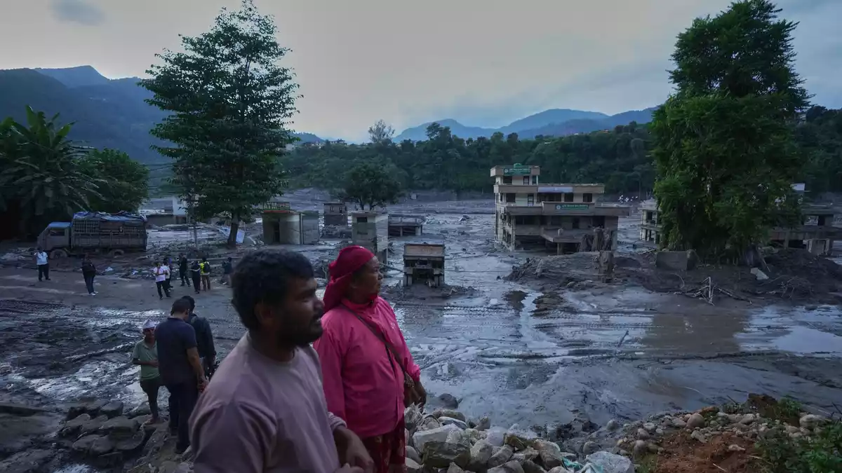 Die Sturzflut hatte entlang eines Flusslaufs schwere Schäden angerichtet.   - Bild: Rajesh Kumar Singh/AP/dpa