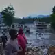 Die Sturzflut hatte entlang eines Flusslaufs schwere Schäden angerichtet.   - Bild: Rajesh Kumar Singh/AP/dpa