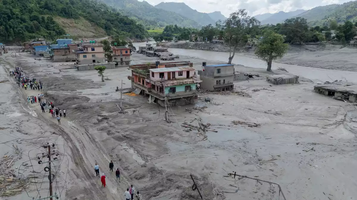 Augenzeugen berichteten, dass ganze Dörfer weggespült wurden.  - Bild: Sulav Shrestha/XinHua/dpa