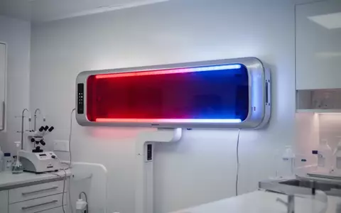 Ein hochmodernes, leuchtendes LED-Panel für medizinische Lichttherapie in einer klinischen Umgebung. - Foto: über boerse-global.de