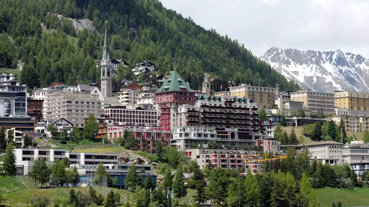Inbegriff von Glamour und Jetset in den Alpen: Sankt Moritz ist zentraler Schauplatz des Romans. (Archivbild) - Bild: picture-alliance/ dpa
