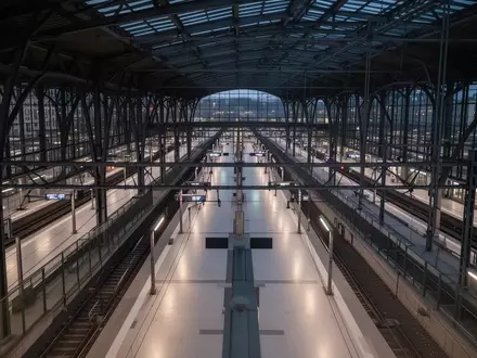 Moderne Bahnhofshalle in Berlin mit architektonischen Linien und leeren Bahnsteigen in natürlicher Beleuchtung. - Foto: über boerse-global.de