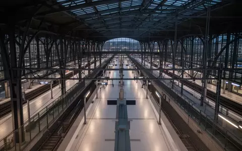 Moderne Bahnhofshalle in Berlin mit architektonischen Linien und leeren Bahnsteigen in natürlicher Beleuchtung. - Foto: über boerse-global.de