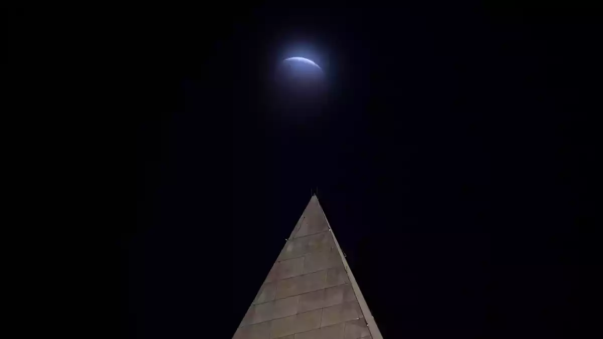Hinter dem Washington-Monument in Washington ist die partielle Mondfinsternis durch die Wolken zu sehen. - Bild: Cliff Owen/AP/dpa