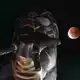 Während der partiellen Mondfinsternis geht in El Alto, Bolivien, der Mond hinter einer Spider-Man-Statue auf. - Bild: Juan Karita/AP/dpa