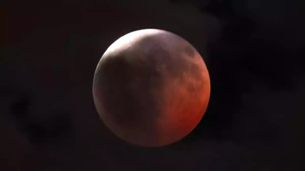 Auch in Los Angeles war die partielle Mondfinsternis zu sehen. - Bild: Richard Vogel/AP/dpa