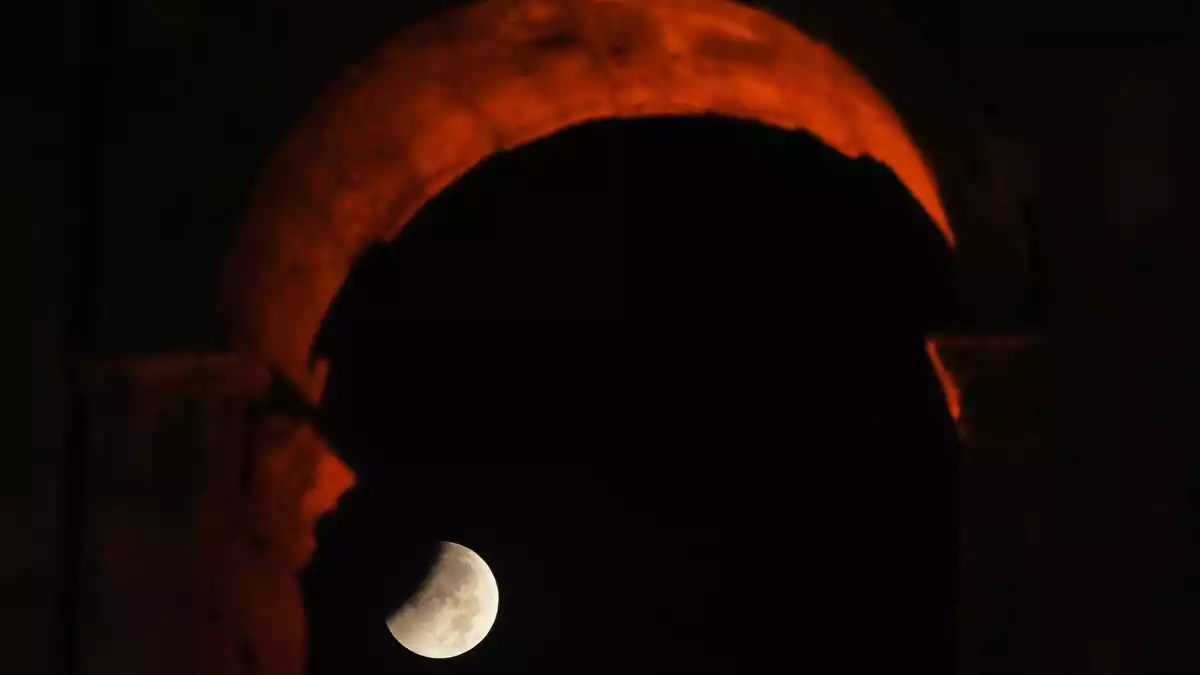 In Rom ging der Mond während der partiellen Finsternis hinter dem Kolosseum unter.  - Bild: Gregorio Borgia/AP/dpa