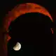 In Rom ging der Mond während der partiellen Finsternis hinter dem Kolosseum unter.  - Bild: Gregorio Borgia/AP/dpa