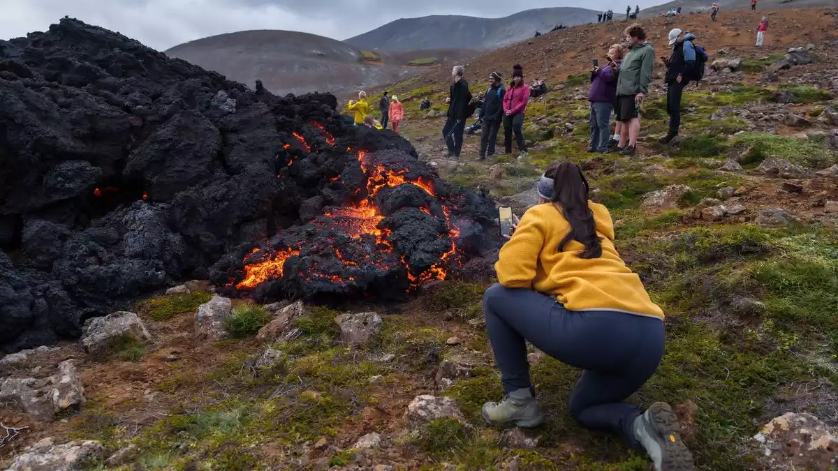Die Insel mit ihren aktiven Vulkanen zieht jedes Jahr viele Touristen an. Hauptwirtschaftszweig ist aber die Fischerei. (Archivbild) - Bild: Marco di Marco/AP/dpa