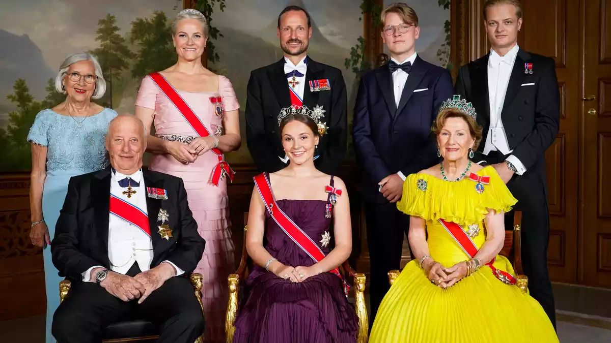 Harald V. (vorne l) im Kreise seiner Familie. (Archivbild) - Bild: Lise Åserud/NTB/dpa