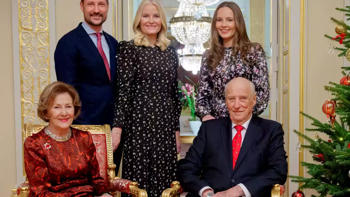 Die norwegische Königsfamilie 2024 bei einem Weihnachts-Fotoshooting. Hinten links steht der nun neue König Haakon, hinten rechts die neue Kronprinzessin Ingrid Alexandra. (Archivbild) - Bild: Stian Lysberg Solum/NTB/dpa