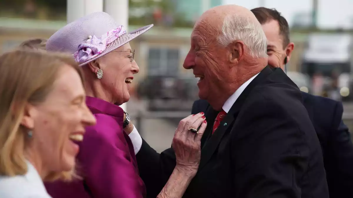 König Harald hatte einen feinen Humor. Hier lacht er 2023 zusammen mit der damaligen dänischen Königin Margrethe II. in Kopenhagen. (Archivbild) - Bild: Steffen Trumpf/dpa