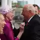 König Harald hatte einen feinen Humor. Hier lacht er 2023 zusammen mit der damaligen dänischen Königin Margrethe II. in Kopenhagen. (Archivbild) - Bild: Steffen Trumpf/dpa