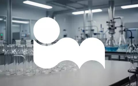 Moderne Chemielogistik-Anlage mit professioneller Beleuchtung und Fokus auf industrielle Präzision. - Foto: über boerse-global.de