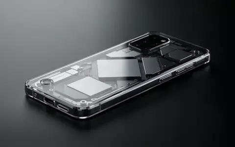 Ein minimalistisches Smartphone mit transparentem Gehäuse liegt auf einer dunklen Oberfläche. - Foto: über boerse-global.de