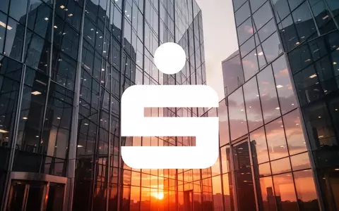 Moderne Glasfassade eines Bürogebäudes bei Sonnenuntergang als Symbol für Stabilität und Führung im Bankensektor. - Foto: über boerse-global.de
