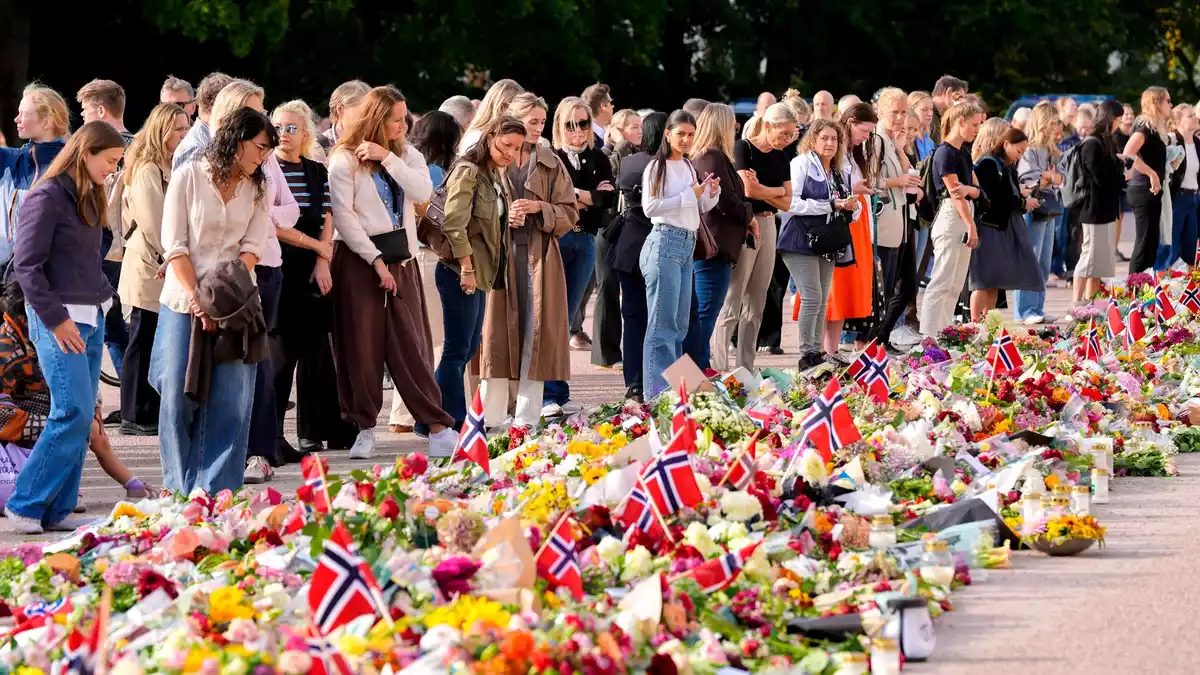 Die Menschen in Oslo trauerten um ihren König.  - Bild: Lise Åserud/NTB/dpa