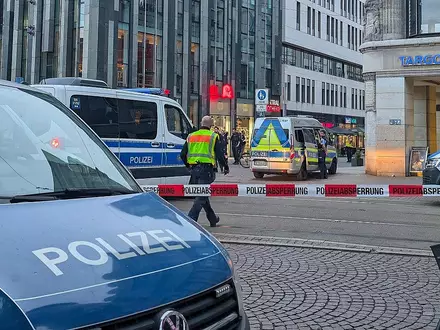 Auto fährt in Leipzig in Menschenmenge (Archiv) - Foto: via dts Nachrichtenagentur