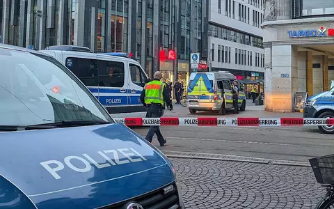 Auto fährt in Leipzig in Menschenmenge (Archiv) - Foto: via dts Nachrichtenagentur