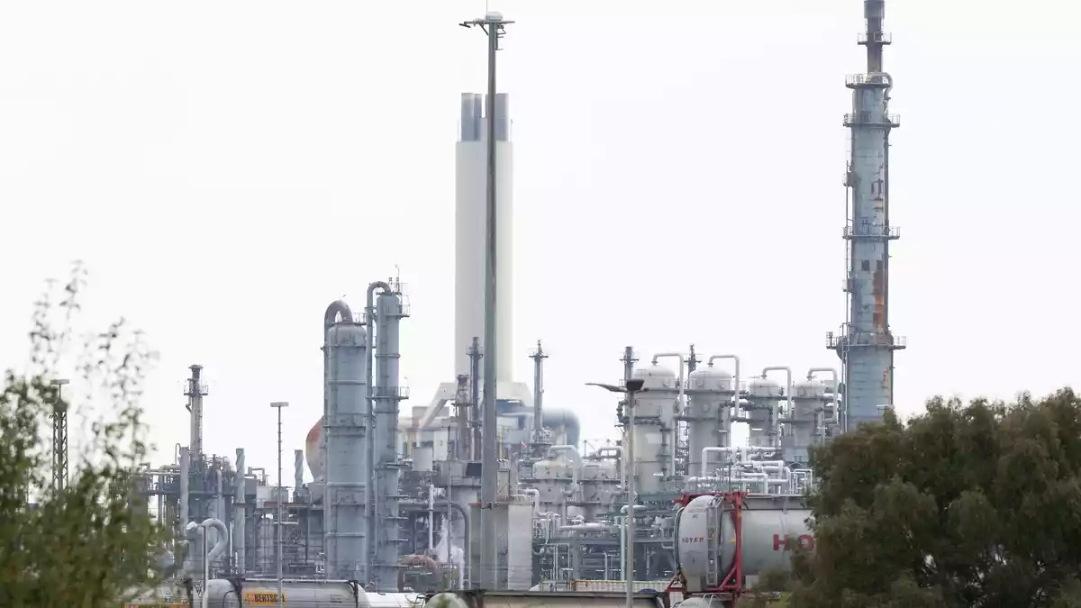 Die seit Jahren krisengeplagte deutsche Chemiebranche profitiert ohne eigenes Zutun von den Folgen des Irankriegs. (Symbolbild) - Bild: Florian Wiegand/dpa