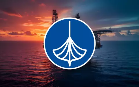 Industrielle Offshore-Ölplattform vor einem dramatischen Sonnenuntergang über dem Meer. - Foto: über boerse-global.de