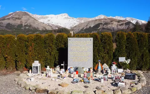 Eine Gedenktafel erinnert an den Flugzeugabsturz einer Germanwings-Maschine in den Alpen. Eine Klage auf zusätzliches Schmerzensgeld gegen das Luftfahrt-Bundesamt hat mehr als zehn Jahre nach der Katastrophe wenig Aussicht auf Erfolg.   - Foto: Christian Böhmer/dpa